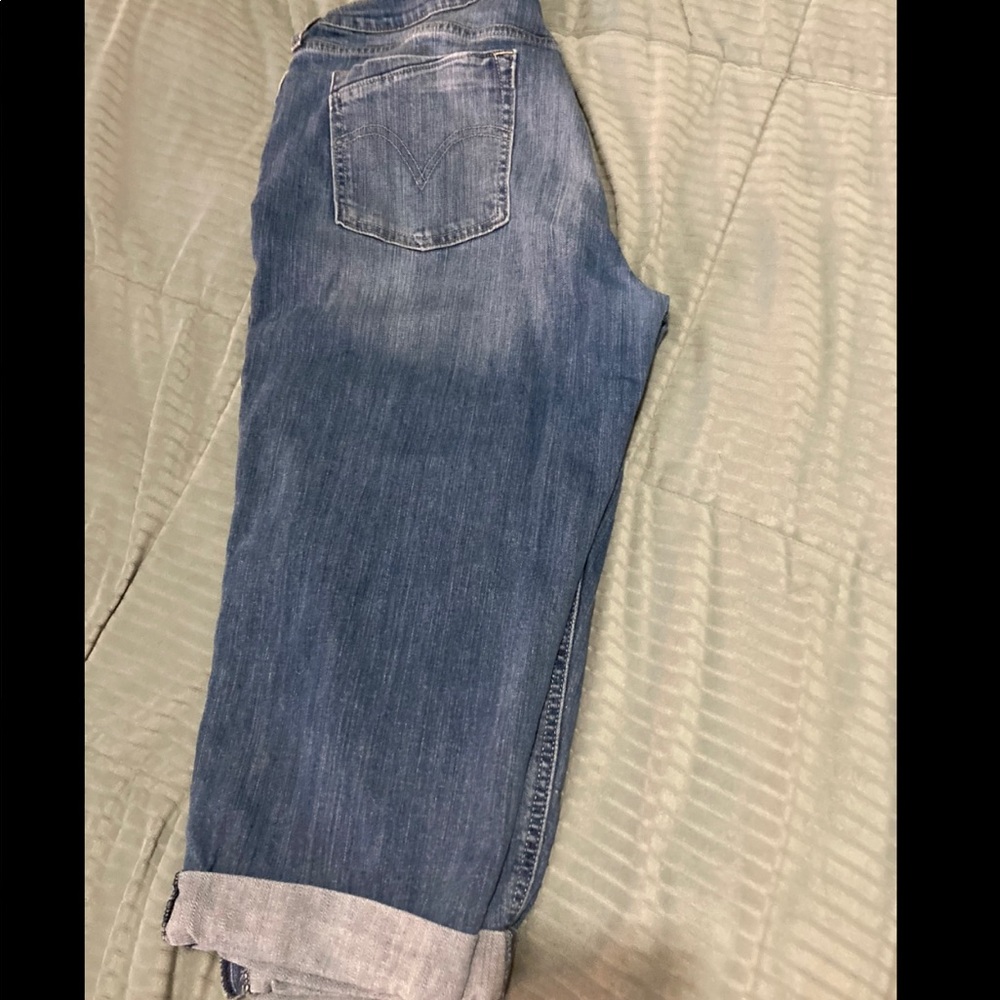 Medium wash cuffed capris by Levi